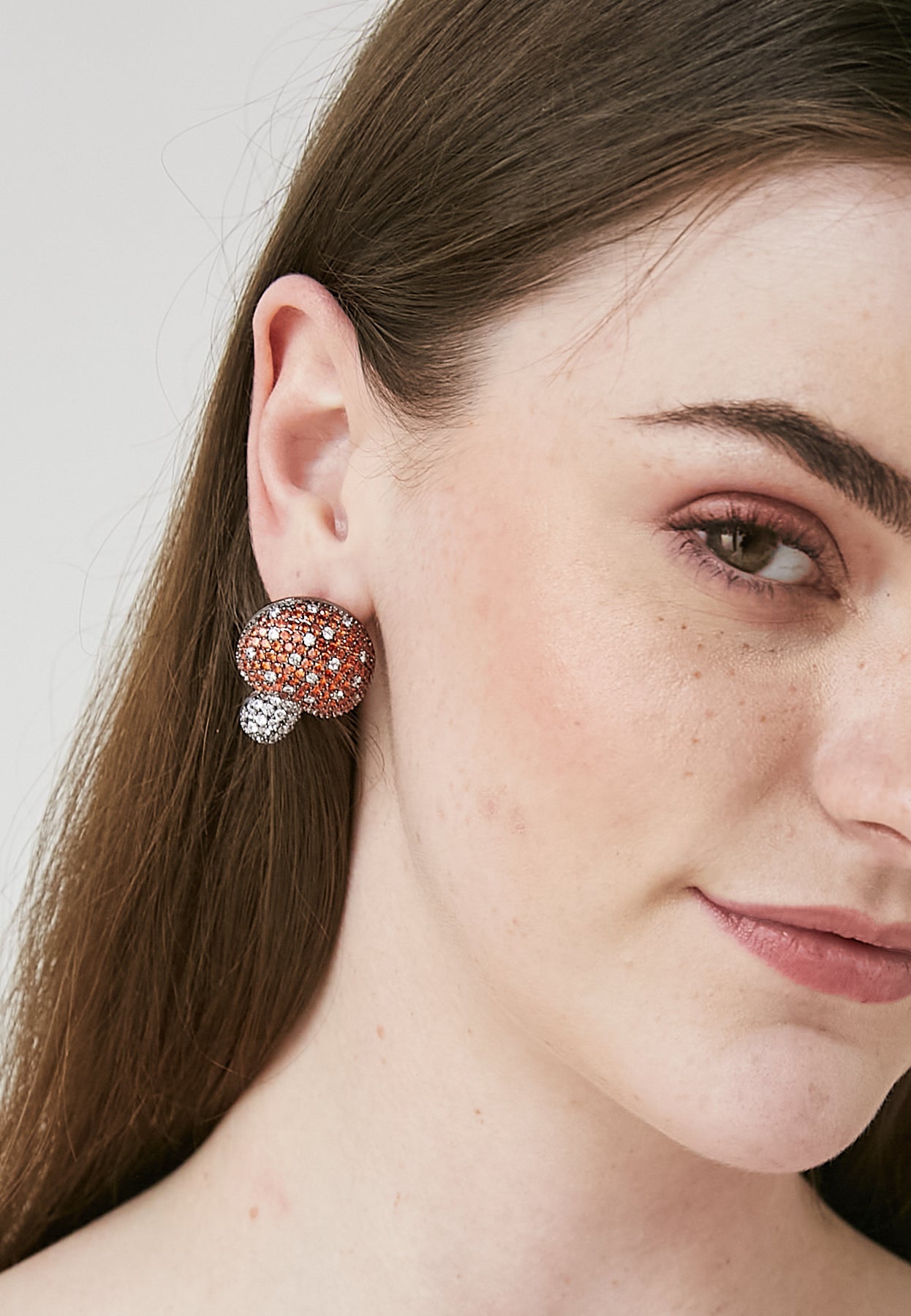 Pendientes de color rojo suave