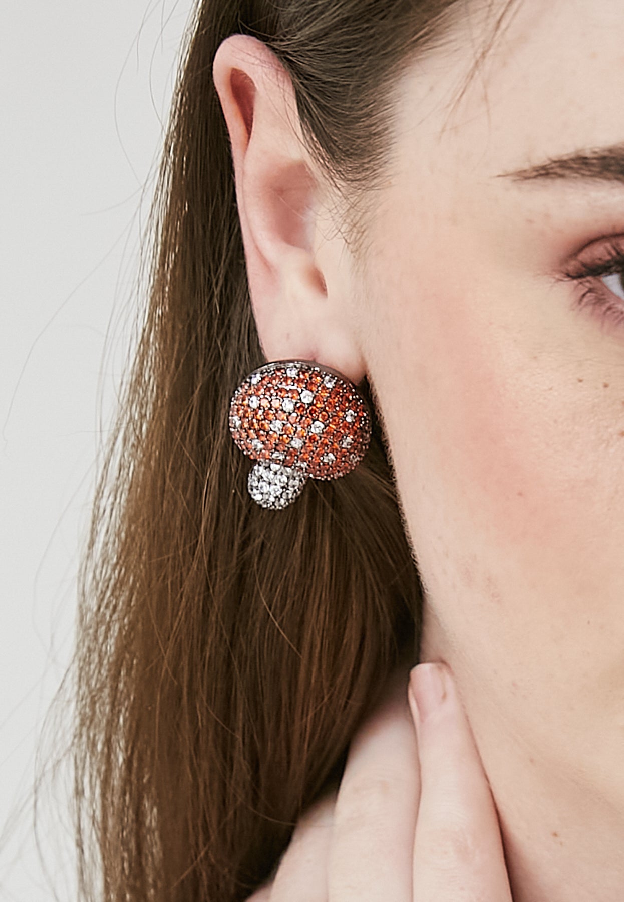 Pendientes de color rojo suave