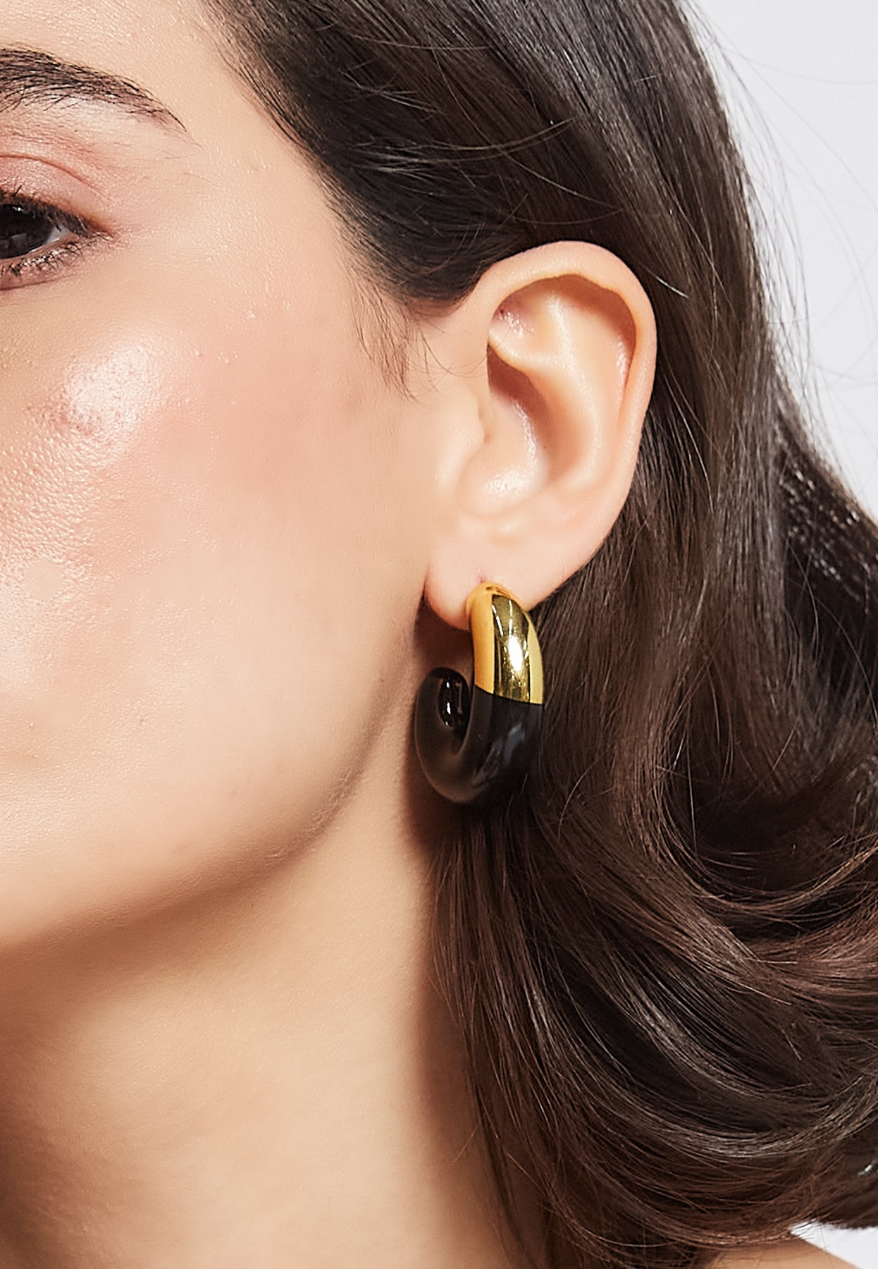 Nara Black Earrings